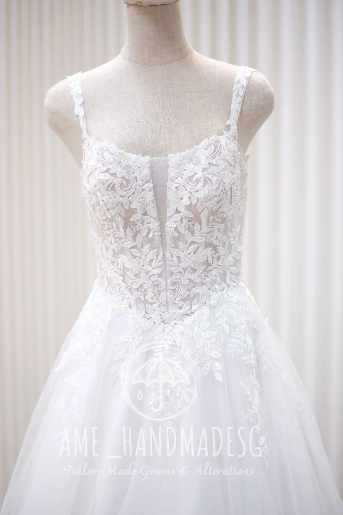 BG-WED-AME-10006 WEDDING GOWN PREMIUM FABRIC HALF APPLIQUE LACE WITH BEADED SIZE M, BUST 84-86, WAIST 68-70