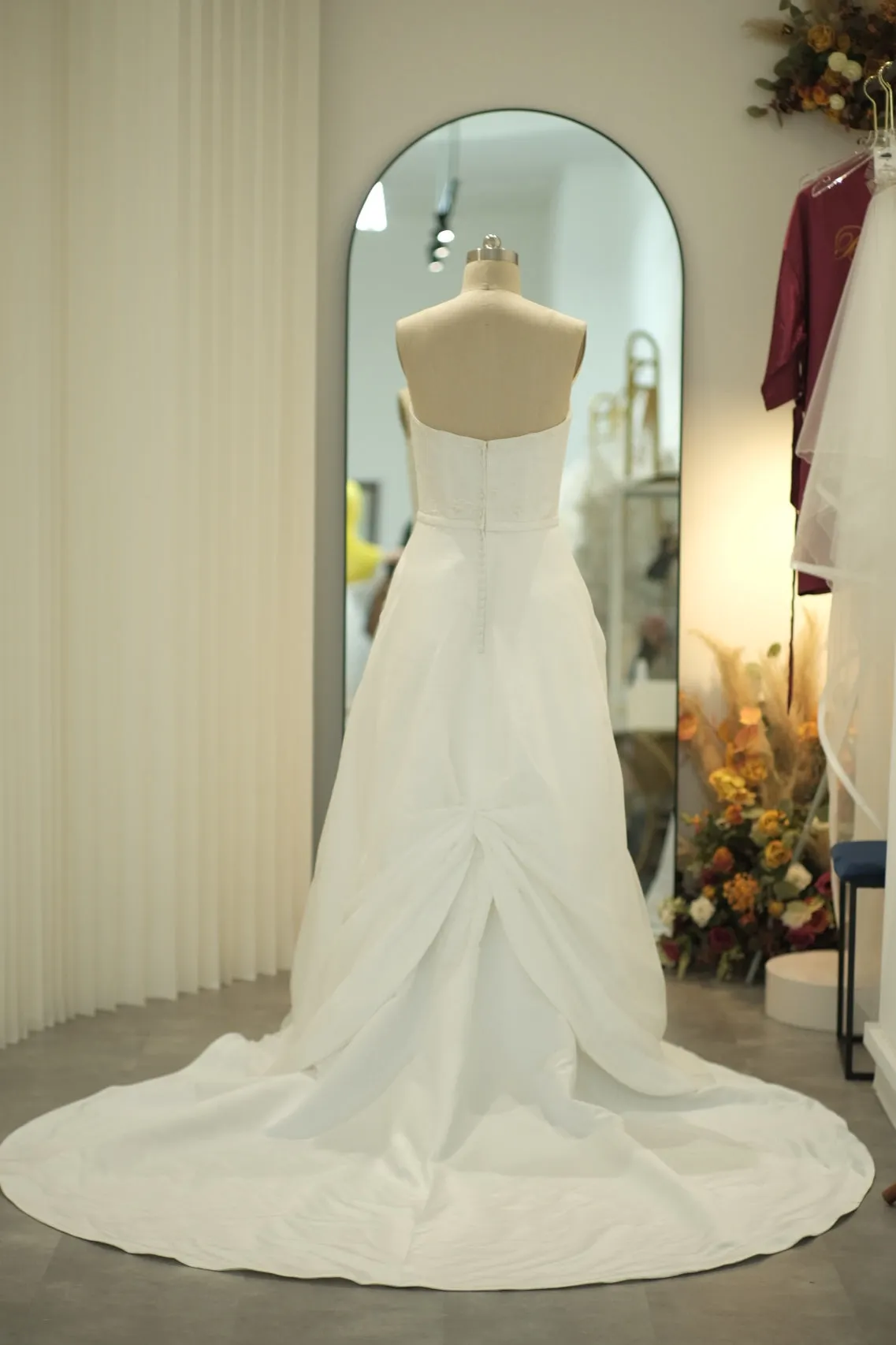 BG-WED-AME-10049 WEDDING GOWN LUX FABRIC HALF LACE L BUST 86-90 WAIST 70-72 HIPS 100