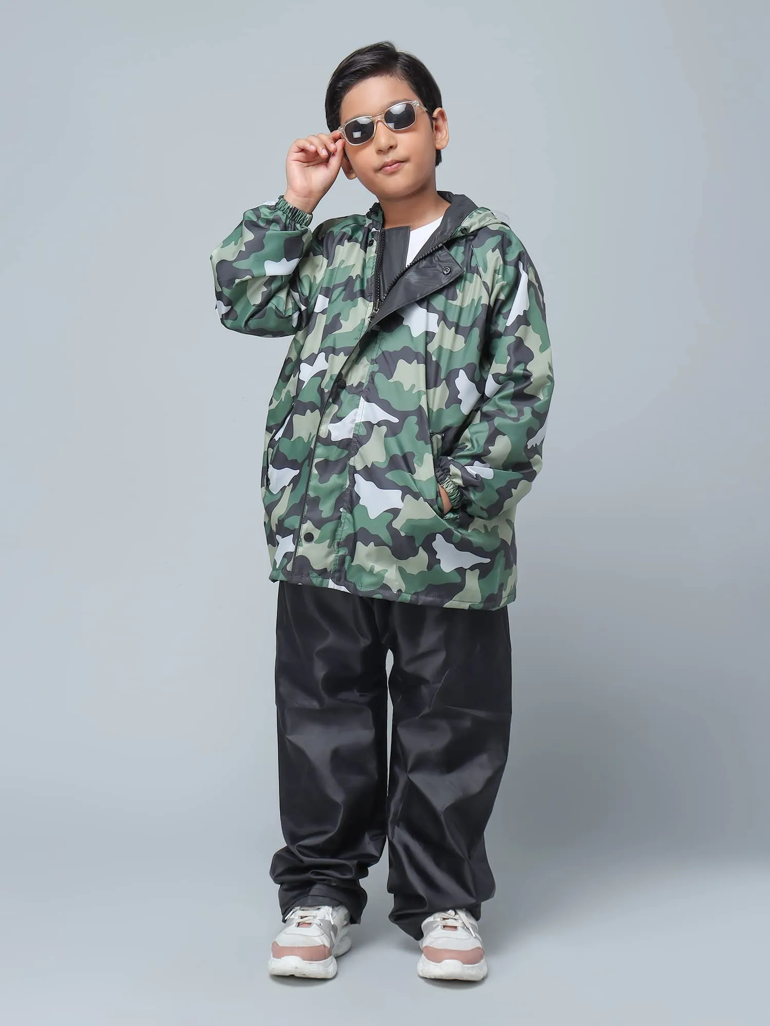 STRAUSS THE CLOWNFISH Comrad Series Kid's Waterproof Nylon Double Coating Reversible Standard Length Raincoat With Hood & Reflector Logo At Back, Top & Bottom Printed Pouch, 11-13 Years(Green Camo)
